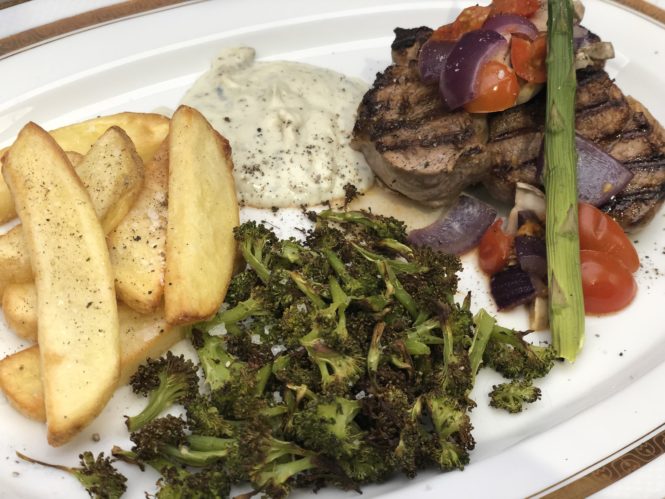 Fläskfile' med ädelostsås och pommes